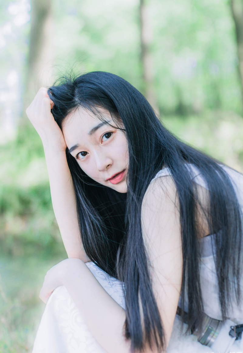 豁然回头，却见伏德正悄然向船尾的方向退去，陈到目光一厉，手中一枚利箭脱手而出，正中伏德腿腹。